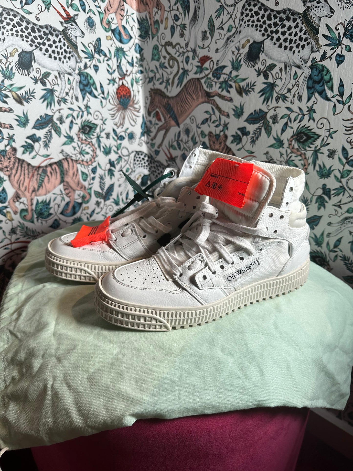 Off white sneakers 37