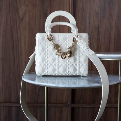 Lady Dior mediana blanca geométrica Cannage